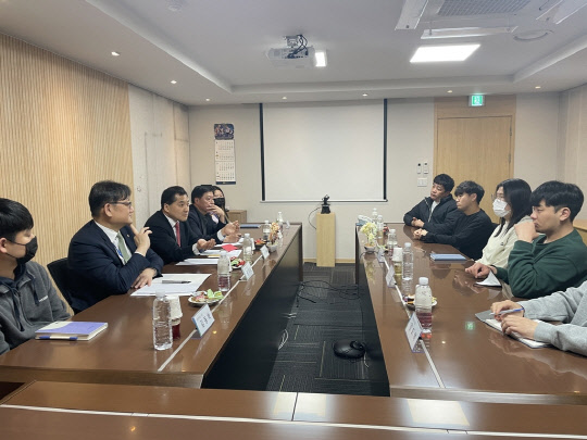 박대출(왼쪽 세번째) 국민의힘 정책위의장이 11일 오후 경기 화성시 ㈜비보존제약 향남공장을 방문해, 해당 제약사의 기술직·생산직 근로자 7명과 비공개 간담회를 하고 있다. 국민의힘과 정부는 '특정 주 집중근무 후 장기휴가 사용'을 가능하게 하려는 현행 주52시간제 근로 유연화 방안 취지를 설명하고, 근로자들로부터 의견을 수렴했다.<국민의힘 제공·연합뉴스>